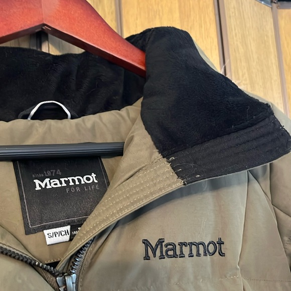 Marmot: Women's Down Coat with faux fur hood, Fill Power 700: Green: Size Small - Picture 5 of 11